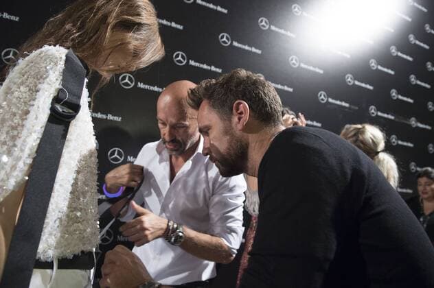 Model und Designer backstage bei der Alvarno Fashion Show auf der Mercedes-Benz Fashion Week Madrid Spring Summer 2017. Madrid, 19.09.2016 Alvarno Model und Designer  Foto:xDyDxFotografosx xFuturexImage