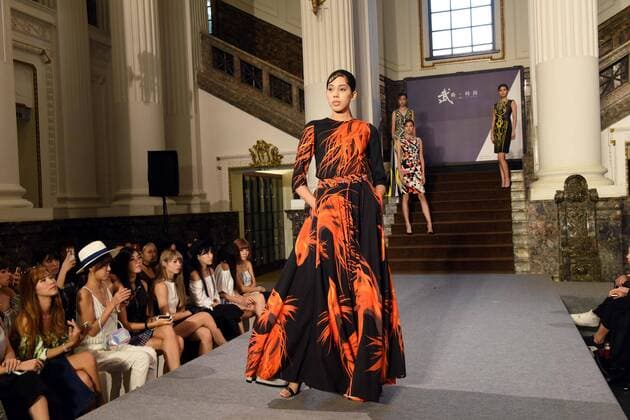 Taipei Fashion Show (160919) -- TAIPEI, Sept. 19, 2016 -- A model presents a creation from designer Andre at the 4th Fahion in Taipei, southeast China s Taiwan, Sept. 19, 2016. ) (yxb) CHINA-TAIPEI-FASHION SHOW(CN) SongxZhenping 