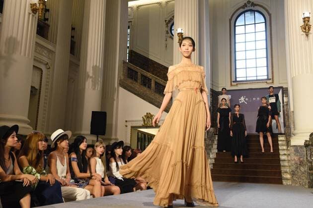 Taipei Fashion Show (160919) -- TAIPEI, Sept. 19, 2016 -- A model presents a creation from designer Austin.W at the 4th Fahion in Taipei, southeast China s Taiwan, Sept. 19, 2016. ) (yxb) CHINA-TAIPEI-FASHION SHOW(CN) SongxZhenping 