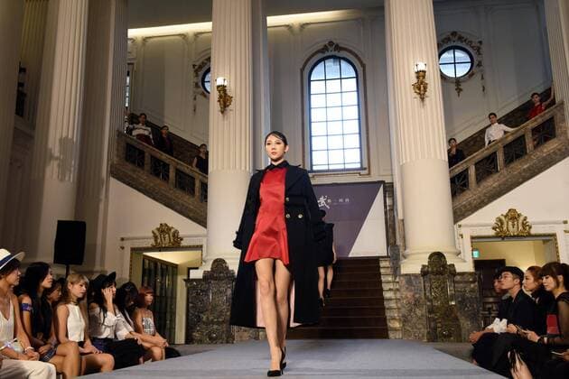 Taipei Fashion Show (160919) -- TAIPEI, Sept. 19, 2016 -- A model presents a creation from designer Athena Chuang at the 4th Fahion in Taipei, southeast China s Taiwan, Sept. 19, 2016. ) (yxb) CHINA-TAIPEI-FASHION SHOW(CN) SongxZhenping 