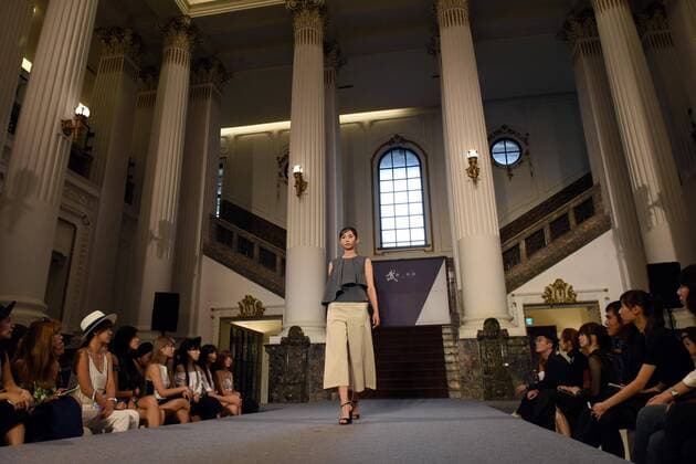 Taipei Fashion Show (160919) -- TAIPEI, Sept. 19, 2016 -- A model presents a creation from designer Austin.W at the 4th Fahion in Taipei, southeast China s Taiwan, Sept. 19, 2016. ) (yxb) CHINA-TAIPEI-FASHION SHOW(CN) SongxZhenping 