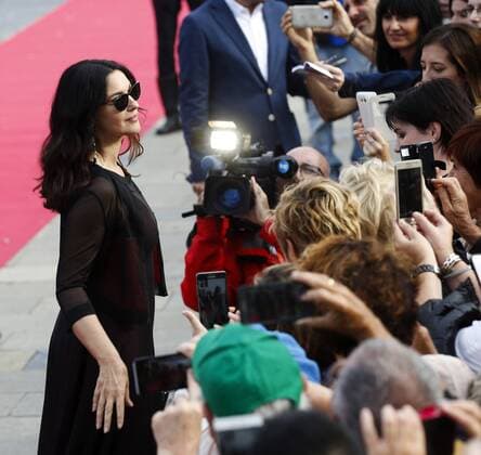Bilder des Tages Italian actress and cast member Monica Bellucci (L) arrives to the presentation of the film On the Milky Road in the 64th edition of the San Sebastian International Film Festival, in San Sebastian, northern Spain, 19 September 2016. The festival runs from 16 to 24 September 2016. Bellucci presents On the Milky Road in San Sebastian !ACHTUNG: NUR REDAKTIONELLE NUTZUNG!  GRA361 20160919-636099080404499423