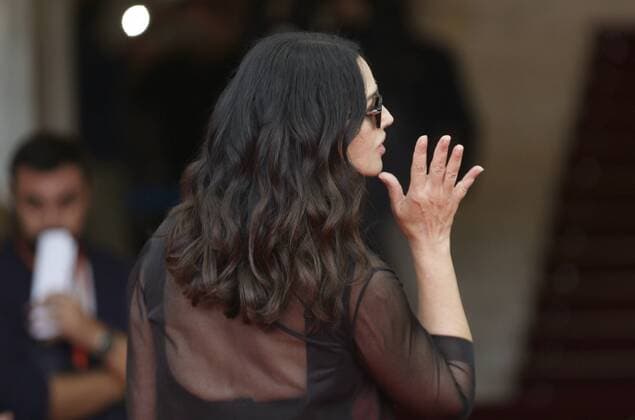 Italian actress and cast member Monica Bellucci greets fans during the presentation of the film On the Milky Road in the 64th edition of the San Sebastian International Film Festival, in San Sebastian, northern Spain, 19 September 2016. The festival runs from 16 to 24 September 2016. Bellucci presents On the Milky Road in San Sebastian !ACHTUNG: NUR REDAKTIONELLE NUTZUNG!  GRA361 20160919-636099086779669689