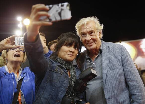 Dutch director Paul Verhoeven poses with a fan during the presentation of his film Elle that participates at the section Perlas, during the 64th International Cinema Festival of San Sebastian at the Basque Country, Spain, 19 September 2016. INTERNATIONAL CINEMA FESTIVAL OF SAN SEBASTIAN CELEBRATES 64 EDITION !ACHTUNG: NUR REDAKTIONELLE NUTZUNG!  SSB001 20160920-636099299253928844