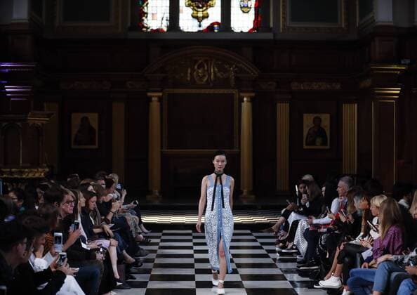 (160919) -- LONDON, Sept. 19, 2016 -- A model presents a creation of Huishan Zhang 2017 Spring Summer collection at London Fashion Week in London, Britain on Sept. 19, 2016. ) BRITAIN-LONDON-FASHION WEEK-HUISHAN ZHANG HanxYan 