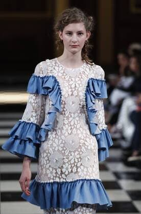 (160919) -- LONDON, Sept. 19, 2016 -- A model presents a creation of Huishan Zhang 2017 Spring Summer collection at London Fashion Week in London, Britain on Sept. 19, 2016. ) BRITAIN-LONDON-FASHION WEEK-HUISHAN ZHANG HanxYan 