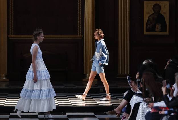 (160919) -- LONDON, Sept. 19, 2016 -- Models present the creations of Huishan Zhang 2017 Spring Summer collection at London Fashion Week in London, Britain on Sept. 19, 2016. ) BRITAIN-LONDON-FASHION WEEK-HUISHAN ZHANG HanxYan 