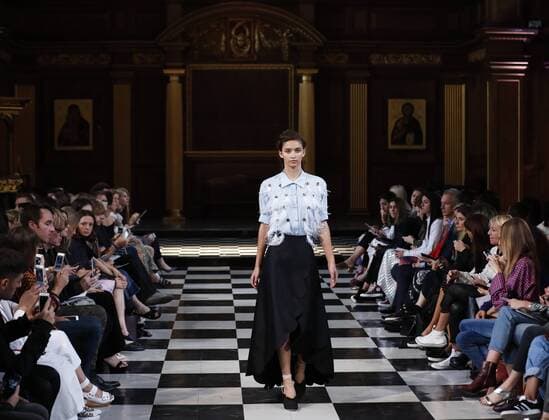 (160919) -- LONDON, Sept. 19, 2016 -- A model presents a creation of Huishan Zhang 2017 Spring Summer collection at London Fashion Week in London, Britain on Sept. 19, 2016. ) BRITAIN-LONDON-FASHION WEEK-HUISHAN ZHANG HanxYan 