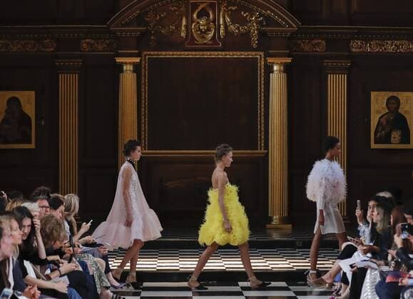 (160919) -- LONDON, Sept. 19, 2016 -- Models present the creations of Huishan Zhang 2017 Spring Summer collection at London Fashion Week in London, Britain on Sept. 19, 2016. ) BRITAIN-LONDON-FASHION WEEK-HUISHAN ZHANG HanxYan 
