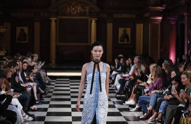 (160919) -- LONDON, Sept. 19, 2016 -- A model presents a creation of Huishan Zhang 2017 Spring Summer collection at London Fashion Week in London, Britain on Sept. 19, 2016. ) BRITAIN-LONDON-FASHION WEEK-HUISHAN ZHANG HanxYan 
