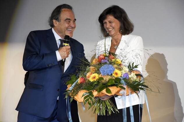 Oliver Stone und Ilse Aigner bei der Europapremiere des Kinofilms Snowden im Mathäser Filmpalast. München, 19.09.2016 Foto:xP.xSchönbergerx xFuturexImage