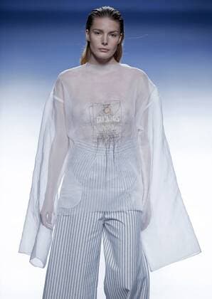 A model takes to the catwalk a creation by Spanish designer Sol Ferrandiz during the Mercedes Benz Fashion Week Madrid (MBFWM) held in Madrid, Spain, 20 September 2016. The MBFWM will run from 15 to 20 September 2016. Mercedes Benz Fashion Week Madrid !ACHTUNG: NUR REDAKTIONELLE NUTZUNG!  20160920-636099751176867566
