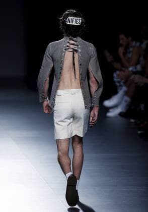 A model takes to the catwalk a creation by Spanish designer Euphemio Fernandez during the Mercedes Benz Fashion Week Madrid (MBFWM) held in Madrid, Spain, 20 September 2016. The MBFWM will run from 15 to 20 September 2016. Mercedes Benz Fashion Week Madrid !ACHTUNG: NUR REDAKTIONELLE NUTZUNG!  20160920-636099805274432664