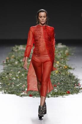 A model presents a creation from the Spring summer 2017 collection by Spanish designer Elena Rial during the EGO fashion show within the Mercedes Benz FashionWeek Madrid (MBFWM), in Madrid, Spain, 20 September 2016. The MBFWM runs from 15 to 20 September 2016. EGO fashion show - Elena Rial !ACHTUNG: NUR REDAKTIONELLE NUTZUNG!  GRA415 20160920-636099906285759287