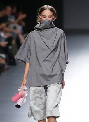 A model presents a creation by Spanish firm Albec Bunsen during the EGO fashion show within the Mercedes Benz FashionWeek Madrid (MBFWM), in Madrid, Spain, 20 September 2016. The MBFWM runs from 15 to 20 September 2016. EGO fashion show - Albec Bunsen !ACHTUNG: NUR REDAKTIONELLE NUTZUNG!  GRA481 20160920-636099954231364652