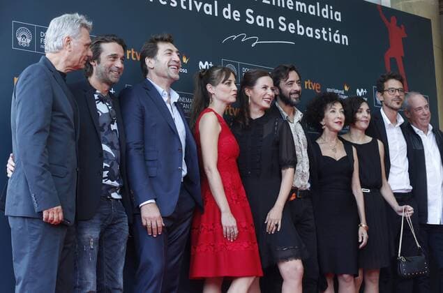 Spanish actors Antiana Sanchez Gijon (6R) Javier Bardem (3L), Leonor Watling (4L), Jordi Molla (2L), Celia Oros (4R), widow of Spanish film director Bigas Luna, and producer Carles Sans (L) pose as they arrive to the screening of the documentary Bigas x Bigas in the 64th edition of the San Sebastian International Film Festival, in San Sebastian, northern Spain, 20 September 2016. The festival runs from 16 to 24 September 2016. Bardem presents Bigas x Bigas !ACHTUNG: NUR REDAKTIONELLE NUTZUNG!  GRA395 20160920-636099957394562954
