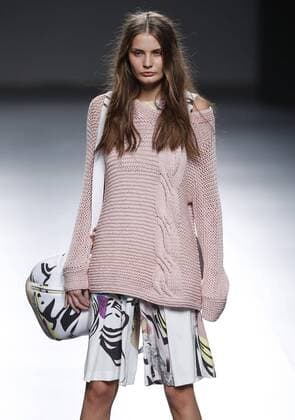 A model presents the creations of Xevi Fernandez for the catwalk of young talents EGO during the last day of the 64th Mercedes-Benz Fashion Week Madrid, at the Spanish capital, 20 September 2016. XEVI FERNANDEZ FASHION SHOW !ACHTUNG: NUR REDAKTIONELLE NUTZUNG!  MAD001 20160920-636100066214244297