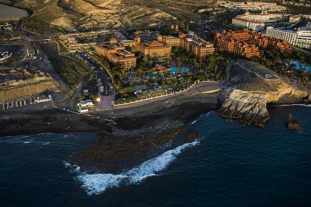  Luftaufnahme, Badestrand, Playa de La Enramada, Ferienort an der Küste mit Hotel H10 Costa Adeje Palace, Costa Adeje, Teneriffa, Spanien, Europa Copyright: imageBROKER/FrankxFleischmann ibxffl04384046.jpg