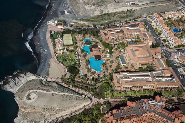  Badestrand und Uferpromenade, Ferienregion, Playa de La Esmeralde, Hotel H10Costa Adeje Palace und Hotel Sheraton La Caleta Resort und Spa, Südküste, Costa Adeje, Teneriffa, Spanien, Europa Copyright: imageBROKER/FrankxFleischmann ibxffl04384055.jpg