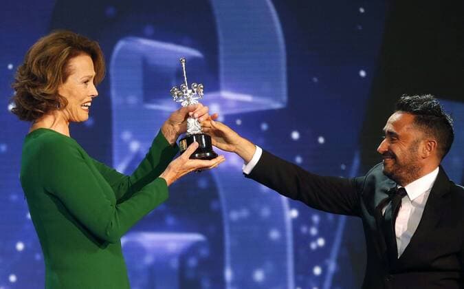 US actress Sigourney Weaver (L) receives the Donostia Award of the 64th International Cinema Festival of San Sebastian from Spanish producer Juan Antonio Bayona during a gala celebrated at the Kursaal in San Sebastian, Basque Country, Spain, 21 September 2016. EFE Juan Herrero INTERNATIONAL CINEMA FESTIVAL OF SAN SEBASTIAN !ACHTUNG: NUR REDAKTIONELLE NUTZUNG!  SSB001 20160921-636100962523604461