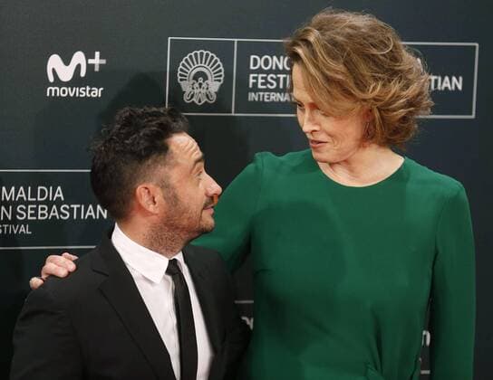 Filmfestival San Sebastian - Donostia Award Sigourney Weaver US actress Sigourney Weaver (R) poses at the red carpet with Spanish filmmaker Juan Antonio Bayona before receiveing the Donostia Award of the 64th International Cinema Festival of San Sebastian during a gala celebrated at the Kursaal in San Sebastian, Basque Country, Spain, 21 September 2016. EFE Juan Herrero INTERNATIONAL CINEMA FESTIVAL OF SAN SEBASTIAN !ACHTUNG: NUR REDAKTIONELLE NUTZUNG!  SSB001 20160922-636101032825743987