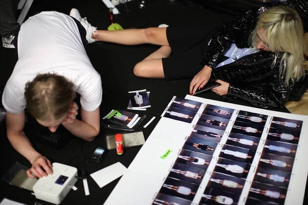 (160922) -- MILAN, Sept. 21, 2016 -- Staff members prepare for the Francesco Scognamiglio fashion show during women s Spring Summer 2017 collection as part of the Milan Fashion Week, in Milan, Italy, Sept. 21, 2016.)(zcc) ITALY-MILAN-FASHION WEEK JinxYu 