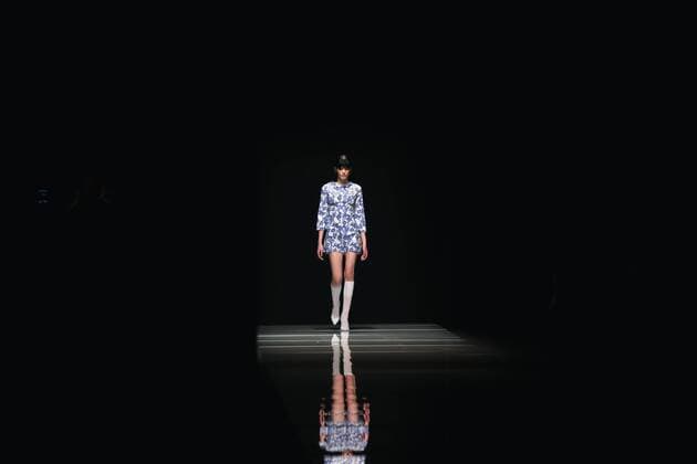 (160922) -- MILAN, Sept. 21, 2016 -- A model presents creations at Francesco Scognamiglio fashion show during women s Spring Summer 2017 collection as part of the Milan Fashion Week, in Milan, Italy, Sept. 21, 2016. ) (zcc) ITALY-MILAN-FASHION WEEK JinxYu 