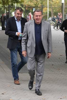 Hannover, HDI Arena, Gerhard Schroeder,Hannover 96 gegn Karlsruher SC,