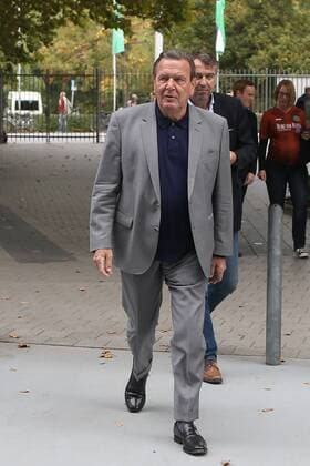 Hannover, HDI Arena, Gerhard Schroeder,Hannover 96 gegn Karlsruher SC,