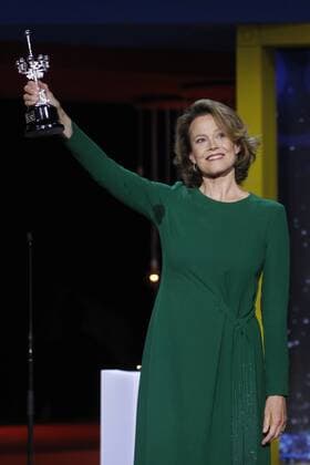 Filmfestival San Sebastian - Donostia Award Sigourney Weaver Sigourney Weaver receives the Donostia award 2016 to a lifetime achievements during the 64th San Sebastian film festival at the Kursaal in San Sebastian, Spain. CELEBRITIES : Sigourney Weaver receives the Donostia award 2016 - San Sebastian - 21 09 2016 WALTERKOVACS PANORAMIC 