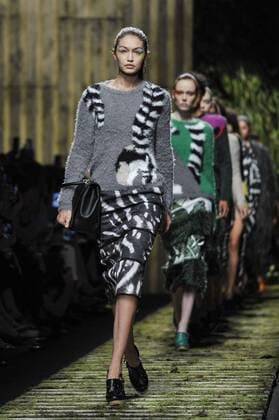Bilder des Tages Milan Fashion Week, Women Spring Summer 2017. Milano, Moda Donna, Primavera Estate 2017. Max Mara catwalk Pictured: Gigi Hadid  Copyright: xRiccardoxGiordanoxSickix