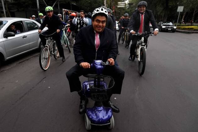 September 22, 2016 - Mexico - EUM20162209POL04.JPG.CIUDAD DE MEXICO PoliticsPolitica-Senado.- Miguel Barbosa, coordinador del PRD en el Senado en el Senado de la Republica, parte hacia la Camara Alta en un dispositivo electrico, 22 de septiembre de 2016, en el marco del Dia Mundial sin Auto. Foto: Agencia EL UNIVERSALFernando RamirezJMA Mexico  - ZUMAu78_