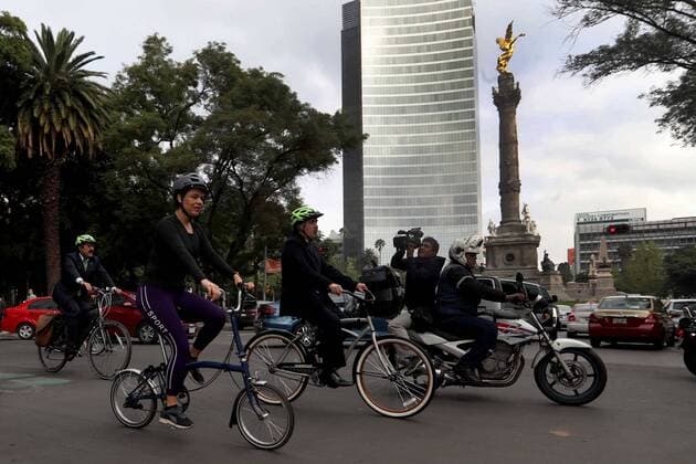 September 22, 2016 - Mexico - EUM20162209POL07.JPG.CIUDAD DE MEXICO PoliticsPolitica-Senado.- Senadores viajan en bicicleta y dispositivos electricos, 22 de septiembre de 2016, rumbo a la Camara Alta, en el marco del Dia Mundial sin Auto. Foto: Agencia EL UNIVERSALFernando RamirezJMA Mexico  - ZUMAu78_