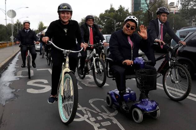 September 22, 2016 - Mexico - EUM20162209POL06.JPG.CIUDAD DE MEXICO PoliticsPolitica-Senado.- Senadores viajan en bicicleta y dispositivos electricos, 22 de septiembre de 2016, rumbo a la Camara Alta, en el marco del Dia Mundial sin Auto. Foto: Agencia EL UNIVERSALFernando RamirezJMA Mexico  - ZUMAu78_
