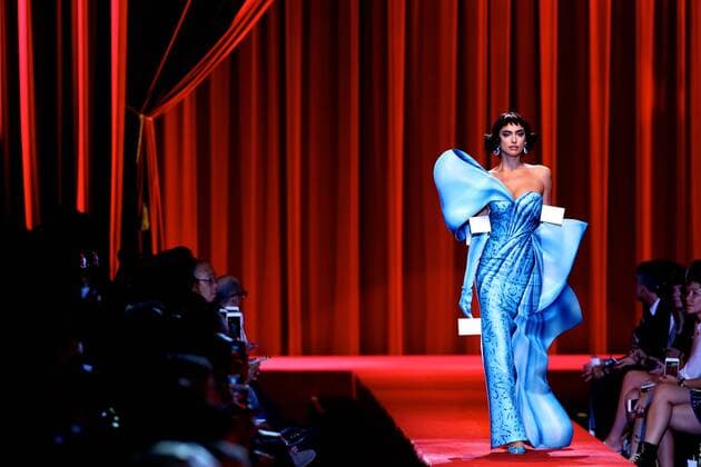 MILAN, Sept. 22, 2016 -- A model presents creations at Moschino fashion show as part of the women s Spring Summer 2017 Milan Fashion Week, in Milan, Italy, Sept. 22, 2016. )(zcc) ITALY-MILAN-FASHION WEEK-MOSCHINO JinxYu 