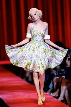 MILAN, Sept. 22, 2016 -- A model presents creations at Moschino fashion show as part of the women s Spring Summer 2017 Milan Fashion Week, in Milan, Italy, Sept. 22, 2016. )(zcc) ITALY-MILAN-FASHION WEEK-MOSCHINO JinxYu 