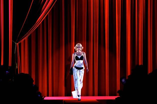 MILAN, Sept. 22, 2016 -- Model Gigi Hadid presents creations at Moschino fashion show as part of the women s Spring Summer 2017 Milan Fashion Week, in Milan, Italy, Sept. 22, 2016. )(zcc) ITALY-MILAN-FASHION WEEK-MOSCHINO JinxYu 