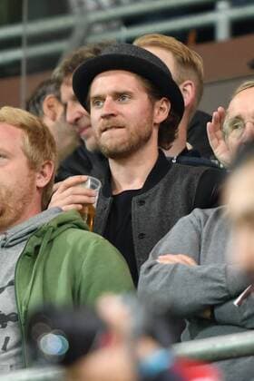 GER, 2.FBL, 1.FC St.Pauli vs TSV 1860 Muenchen 22.09.2016, Millerntor-Stadion, Hamburg, GER, 2. FBL, 1.FC St.Pauli vs TSV 1860 Muenchen im Bild Johannes Oerding, Saenger und Lebensgefaehrte von Ina Mueller (Müller) zu Besuch beim Spiel auf der Tribuene nordphotoxWitke
