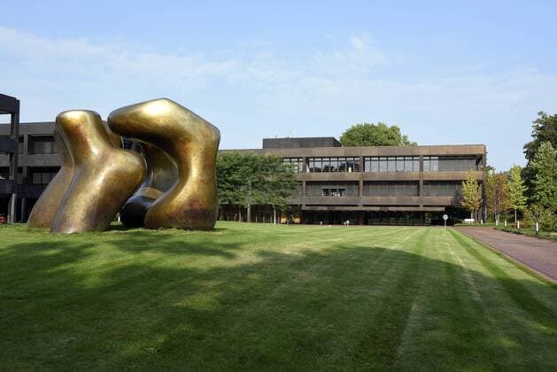 Bilder des Tages Deutschland, Bonn, 23.09.2016 Haus der Geschichte und BMZ eroeffnen historische Raeume im ehemaligen Kanzleramt in Bonn Foto: Blick auf das ehemalige Bundeskanzleramt mit der Bronze-Skulptur von Henry Moore Large Two Forms Germany, Bonn, 09.23.2016 House of History and BMZ open historic premises in the former chancellery in Bonn Photo: View of the former Federal Chancellery with the bronze sculpture by Henry Moore Large Two Forms Kanzleramt-Bonn Chancellery-Bonn