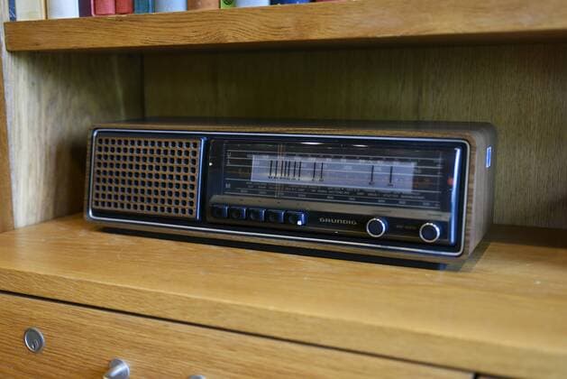 Deutschland, Bonn, 23.09.2016 Haus der Geschichte und BMZ eroeffnen historische Raeume im ehemaligen Kanzleramt in Bonn Foto: ein altes Grundig-Radio im Arbeitszimmer von Bundeskanzler Helmut Schmidt Germany, Bonn, 09.23.2016 House of History and BMZ open historic premises in the former chancellery in Bonn Photo: an old Grundig radio in the office of Chancellor Helmut Schmidt Kanzleramt-Bonn Chancellery-Bonn