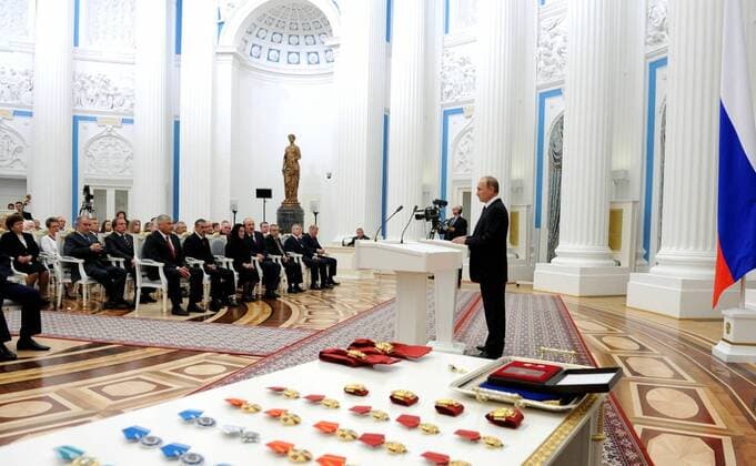 September 22, 2016. - Russia, Moscow. - Russian President Vladimir Putin (right) speaks at the presentation of state awards at the Kremlin. KremlinxxPool 