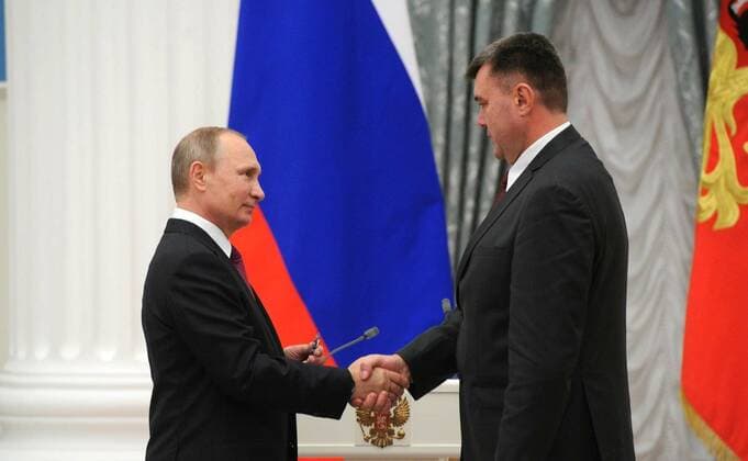 September 22, 2016. - Russia, Moscow. - Russian President Vladimir Putin (left) and LUKOIL West Siberia Pokachevneftegaz oil and gas production operator Sergey Belousov at the ceremony of giving state awards for outstanding achievements in the Catherine Hall in Kremlin. KremlinxxPool 
