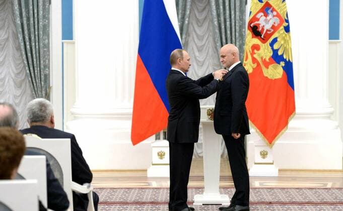 September 22, 2016. - Russia, Moscow. - Russian President Vladimir Putin (left) and Sergey Shumakov, VGTRK Deputy Director Gerenal, editor-in-chief, Culture TV Channel at the ceremony of giving state awards for outstanding achievements in the Catherine Hall in Kremlin. KremlinxxPool 