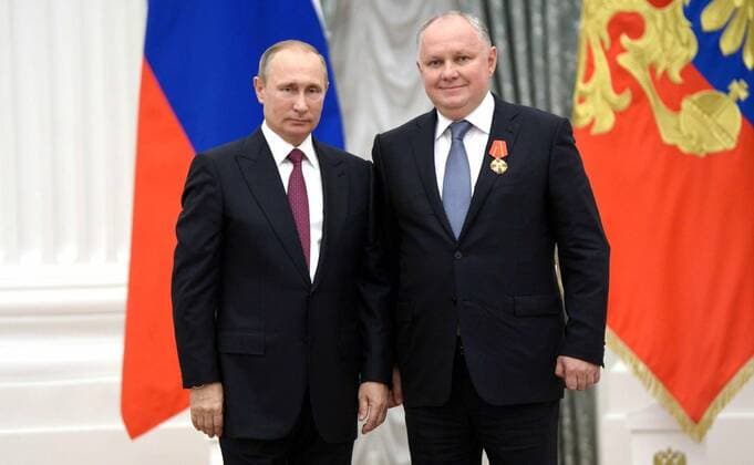September 22, 2016. - Russia, Moscow. - Russian President Vladimir Putin (left) and General Director of the Russian Helicopters holding company Aleksander Mikheev at the ceremony of giving state awards in the Catherine Hall in Kremlin. KremlinxxPool 
