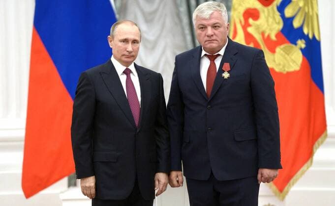 September 22, 2016. - Russia, Moscow. - Russian President Vladimir Putin (left) and Executive Director of the Directorate of Uralvagonzavod Vladimir Roshchupkin at the ceremony of giving state awards for outstanding achievements in the Catherine Hall in Kremlin. KremlinxxPool 