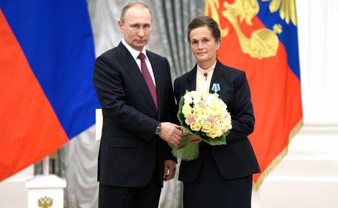 September 22, 2016. - Russia, Moscow. - Russian President Vladimir Putin (left) and livestock breeder of Agrofirma Mtsenskaya Galina Chaplygina at the ceremony of giving state awards for outstanding achievements in the Catherine Hall in Kremlin. KremlinxxPool 