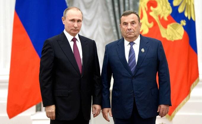 September 22, 2016. - Russia, Moscow. - Russian President Vladimir Putin (left) and Director General of MRTS Holding Valery Kolikov at the ceremony of giving state awards for outstanding achievements in the Catherine Hall in Kremlin. KremlinxxPool 
