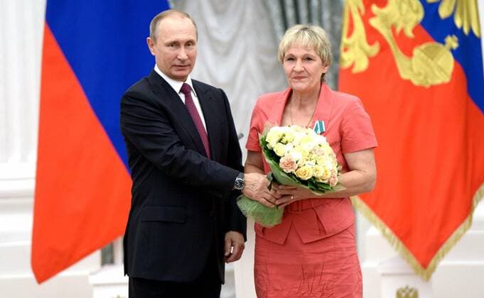 September 22, 2016. - Russia, Moscow. - Russian President Vladimir Putin (left) and poultry woman at Lipetskptitsa Lidia Filimonova at the ceremony of giving state awards for outstanding achievements in the Catherine Hall in Kremlin. KremlinxxPool 