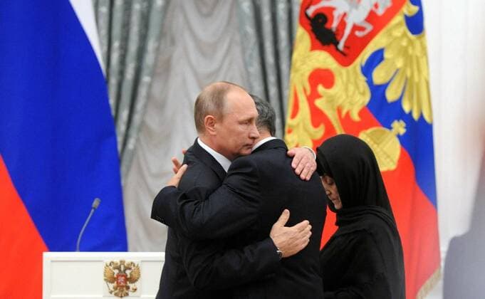 September 22, 2016. - Russia, Moscow. - Russian President Vladimir Putin (left) and parents of police lieutenant Magomed Nurbagandov, who received the Hero of Russia Star awarded to their son posthumously, at the presentation of state awards by Russian President Vladimir Putin at the Kremlin. KremlinxxPool 