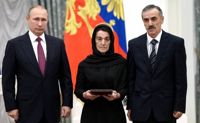 September 22, 2016. - Russia, Moscow. - Russian President Vladimir Putin (left) and parents of police lieutenant Magomed Nurbagandov, who received the Hero of Russia Star awarded to their son posthumously, at the presentation of state awards by Russian President Vladimir Putin at the Kremlin. KremlinxxPool 